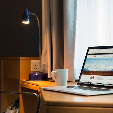 Holiday Inn Express East Midlands Airport By Ihg Касъл Донингтън Екстериор снимка