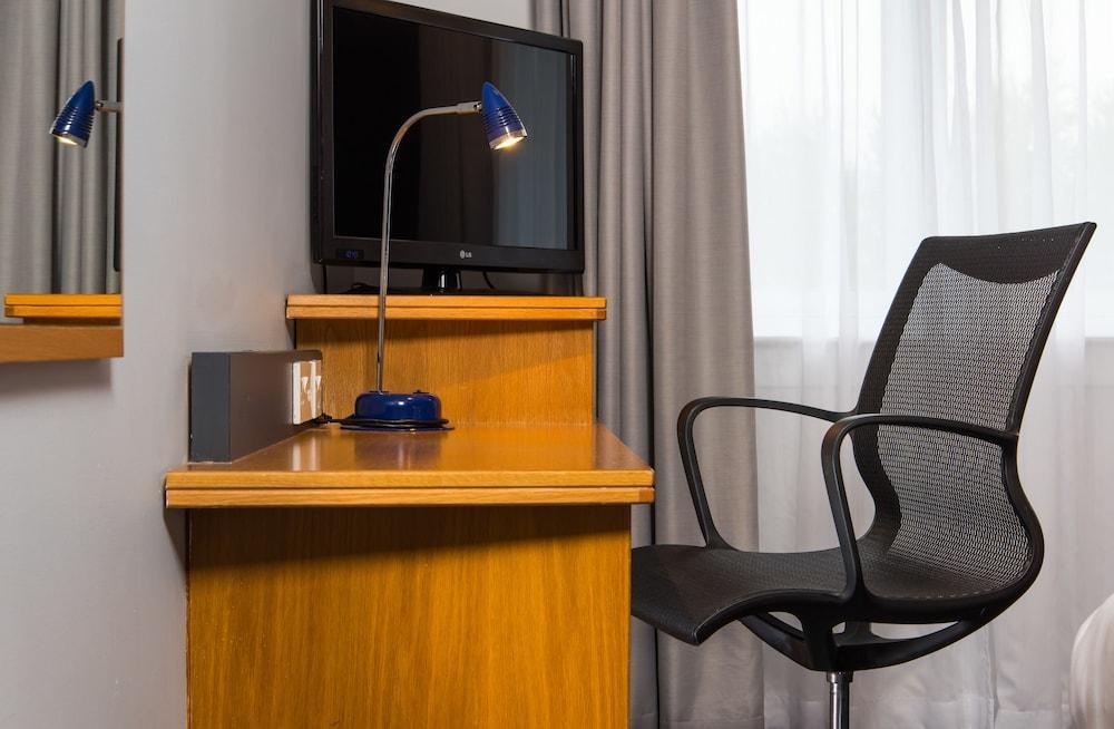 Holiday Inn Express East Midlands Airport By Ihg Касъл Донингтън Екстериор снимка