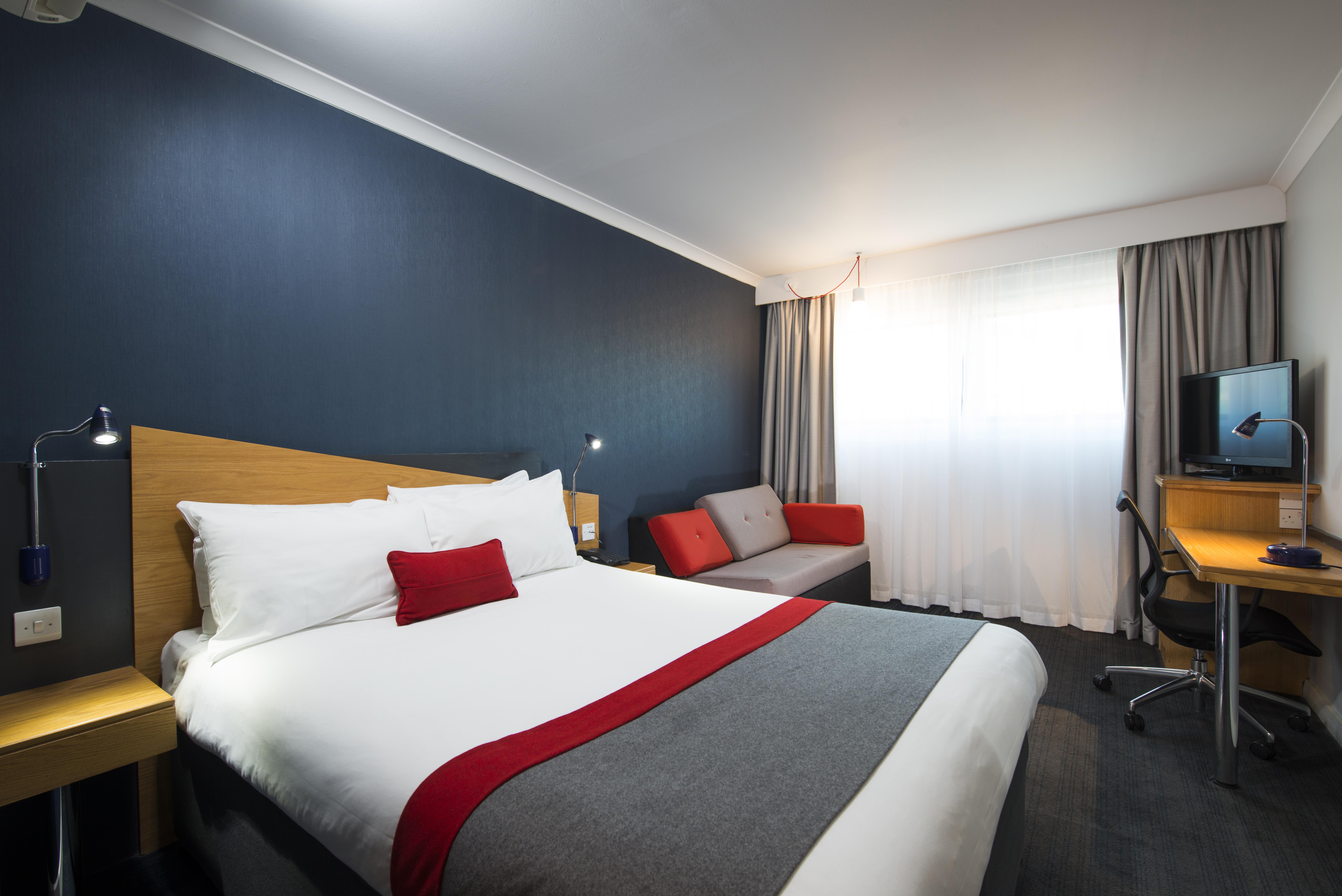 Holiday Inn Express East Midlands Airport By Ihg Касъл Донингтън Екстериор снимка