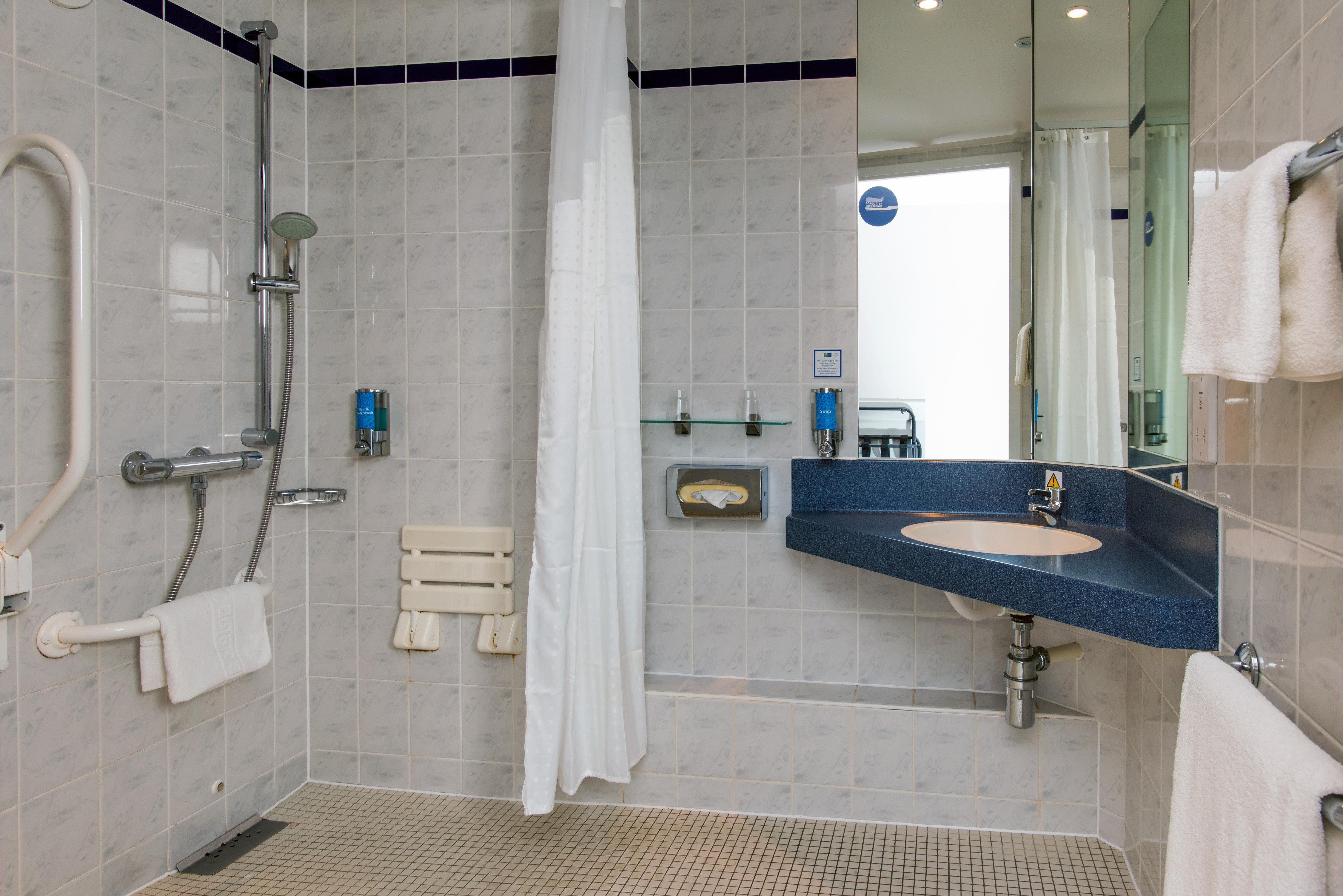 Holiday Inn Express East Midlands Airport By Ihg Касъл Донингтън Екстериор снимка