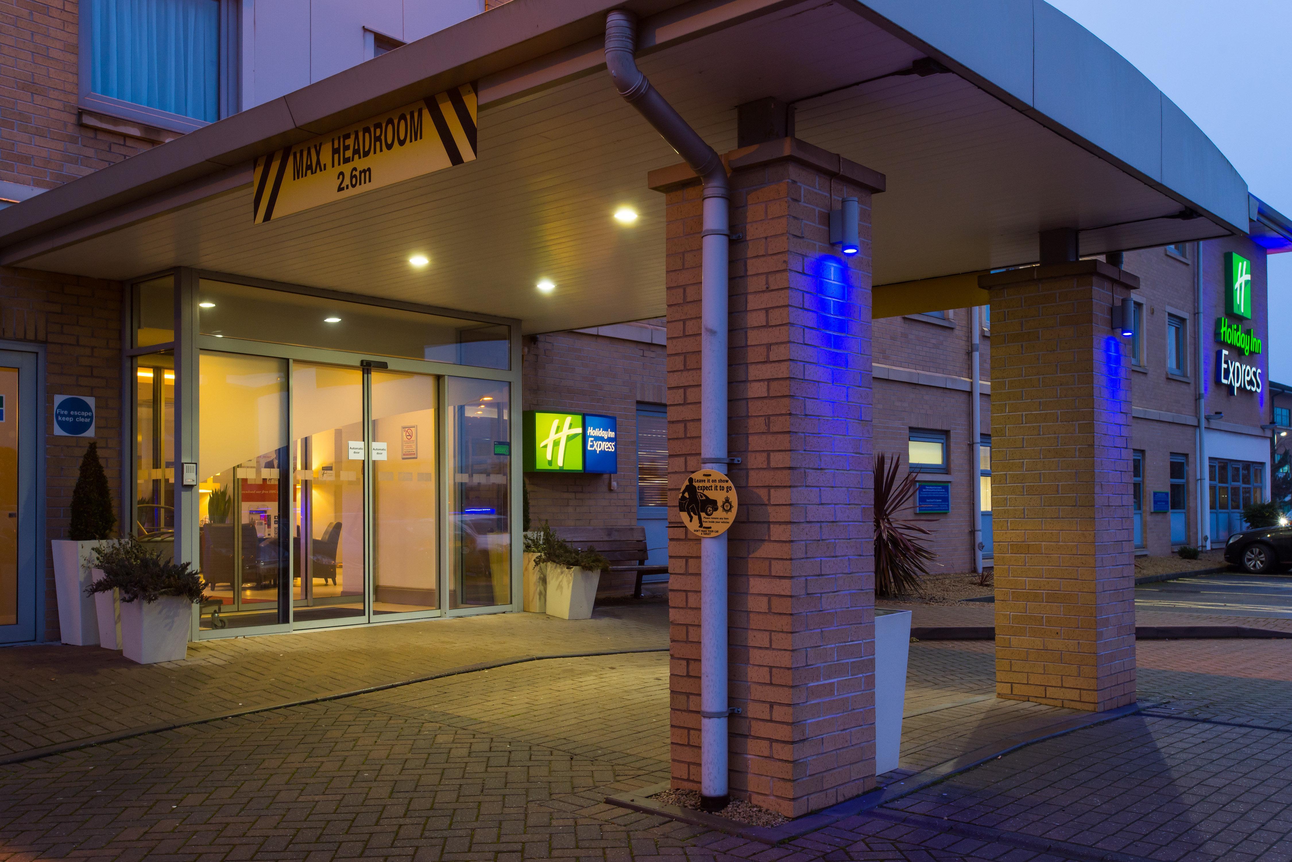 Holiday Inn Express East Midlands Airport By Ihg Касъл Донингтън Екстериор снимка