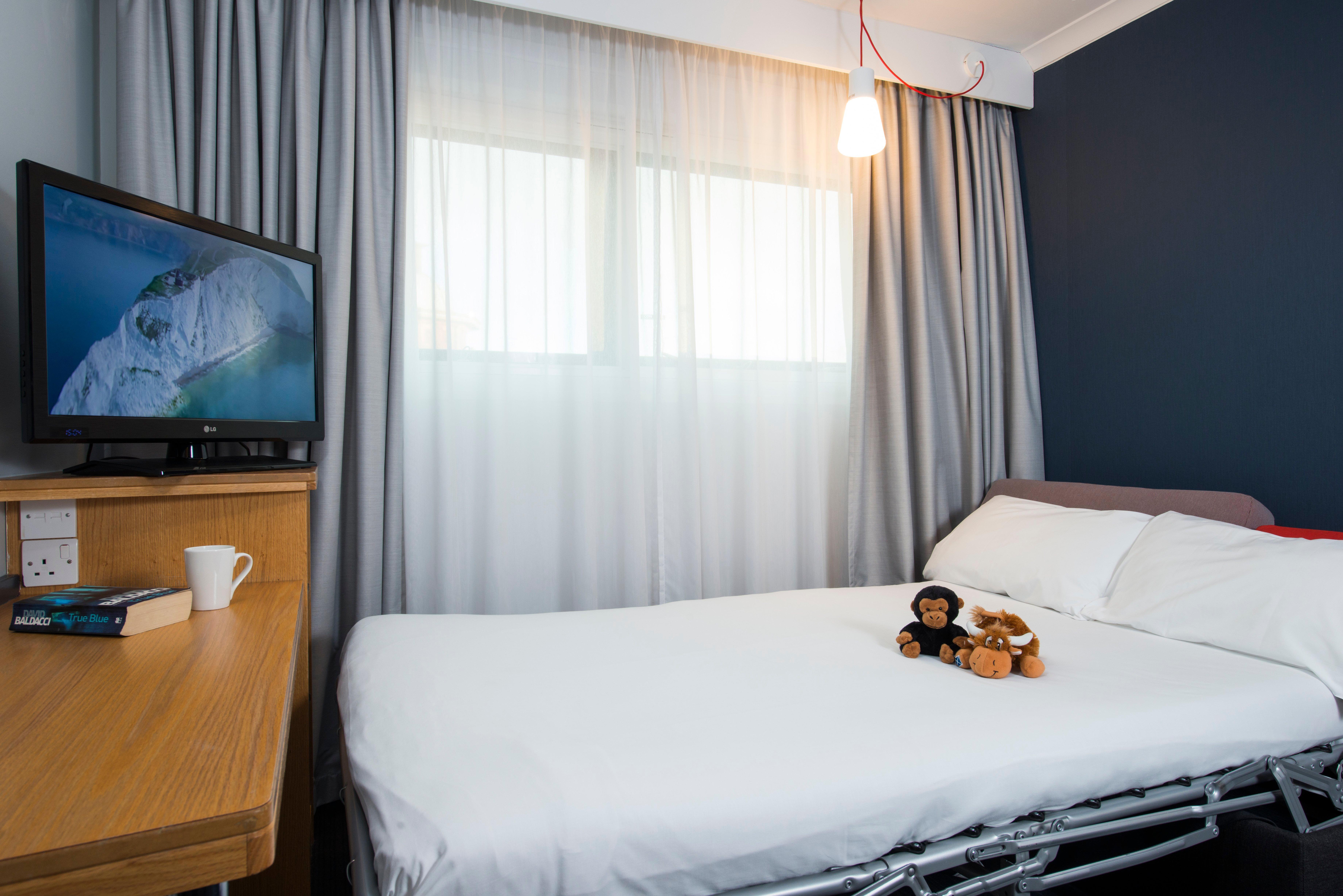 Holiday Inn Express East Midlands Airport By Ihg Касъл Донингтън Екстериор снимка