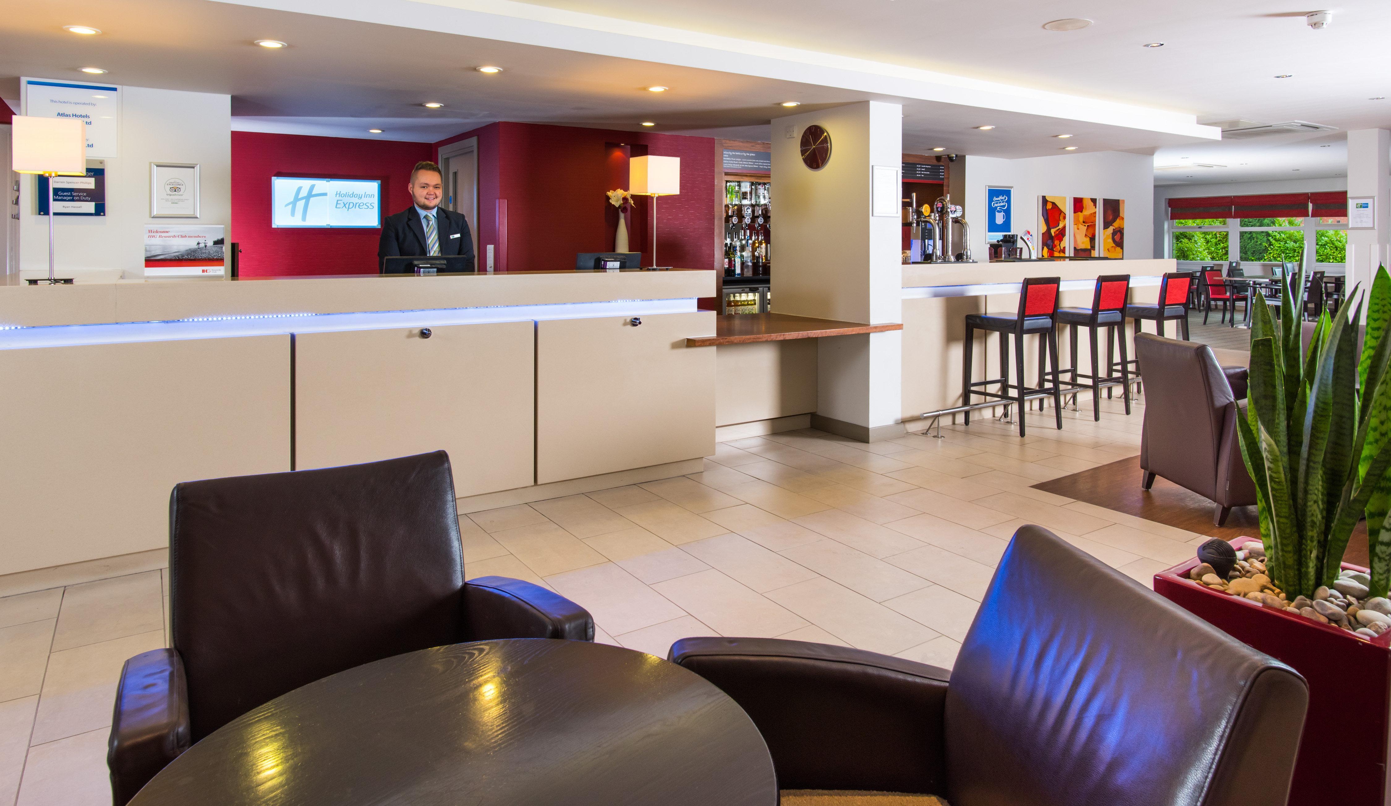 Holiday Inn Express East Midlands Airport By Ihg Касъл Донингтън Екстериор снимка