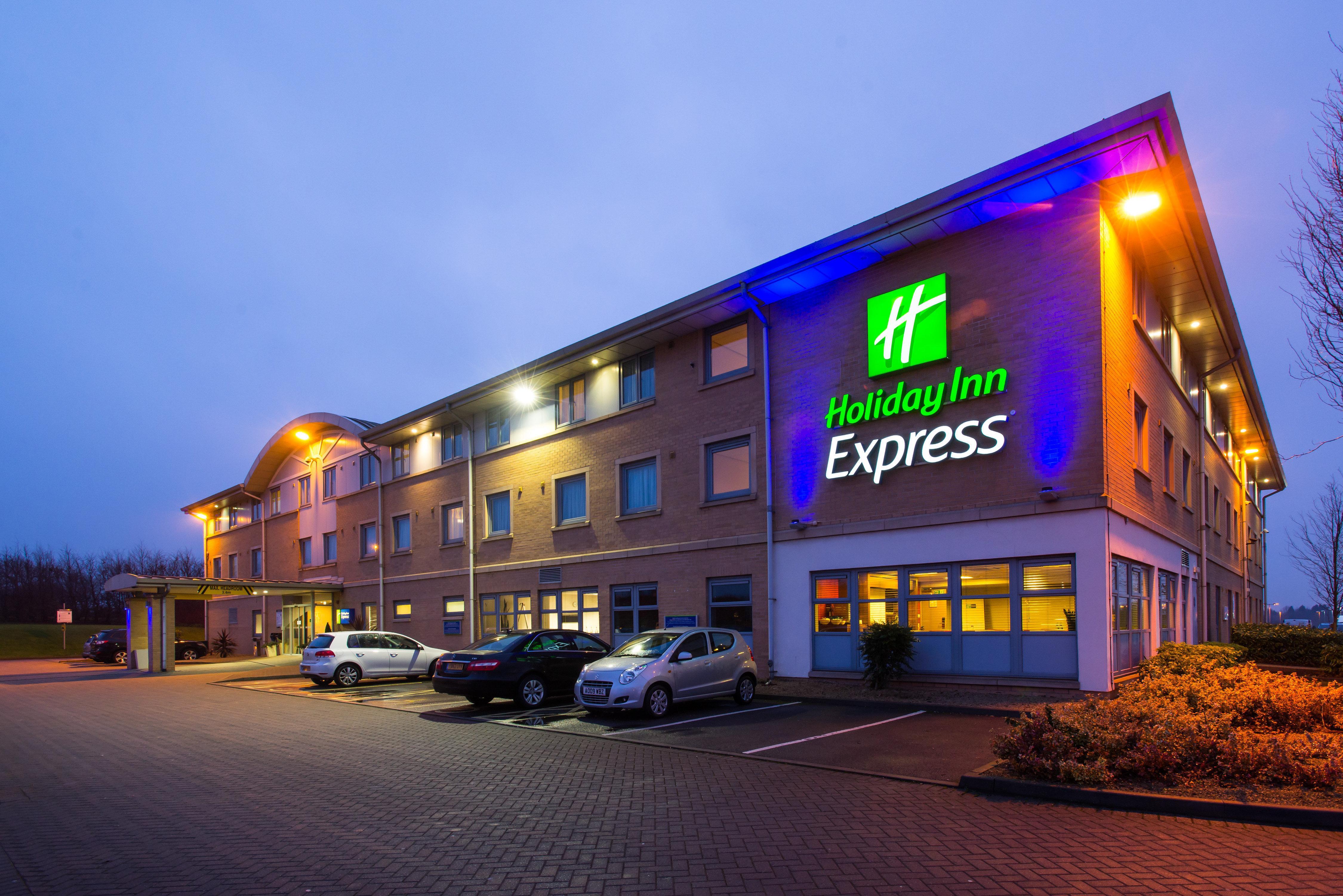 Holiday Inn Express East Midlands Airport By Ihg Касъл Донингтън Екстериор снимка