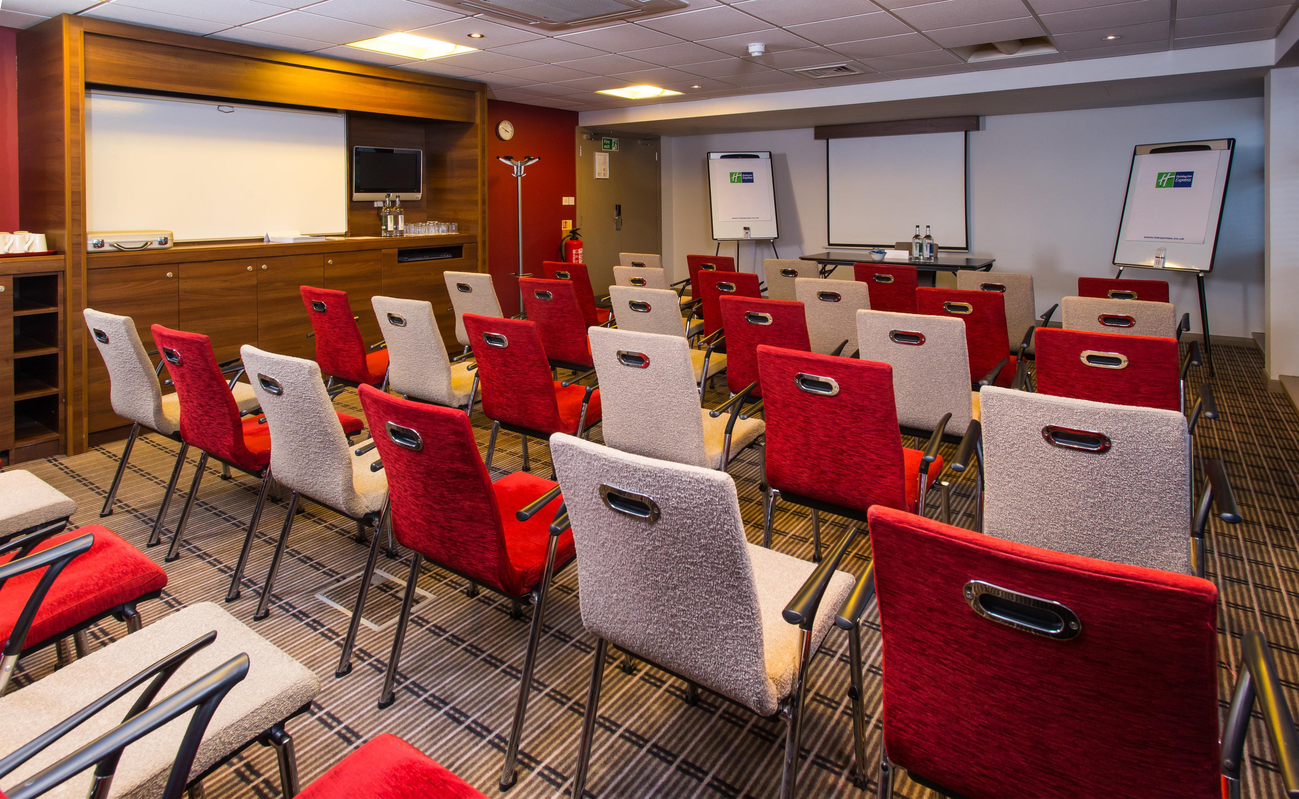 Holiday Inn Express East Midlands Airport By Ihg Касъл Донингтън Екстериор снимка