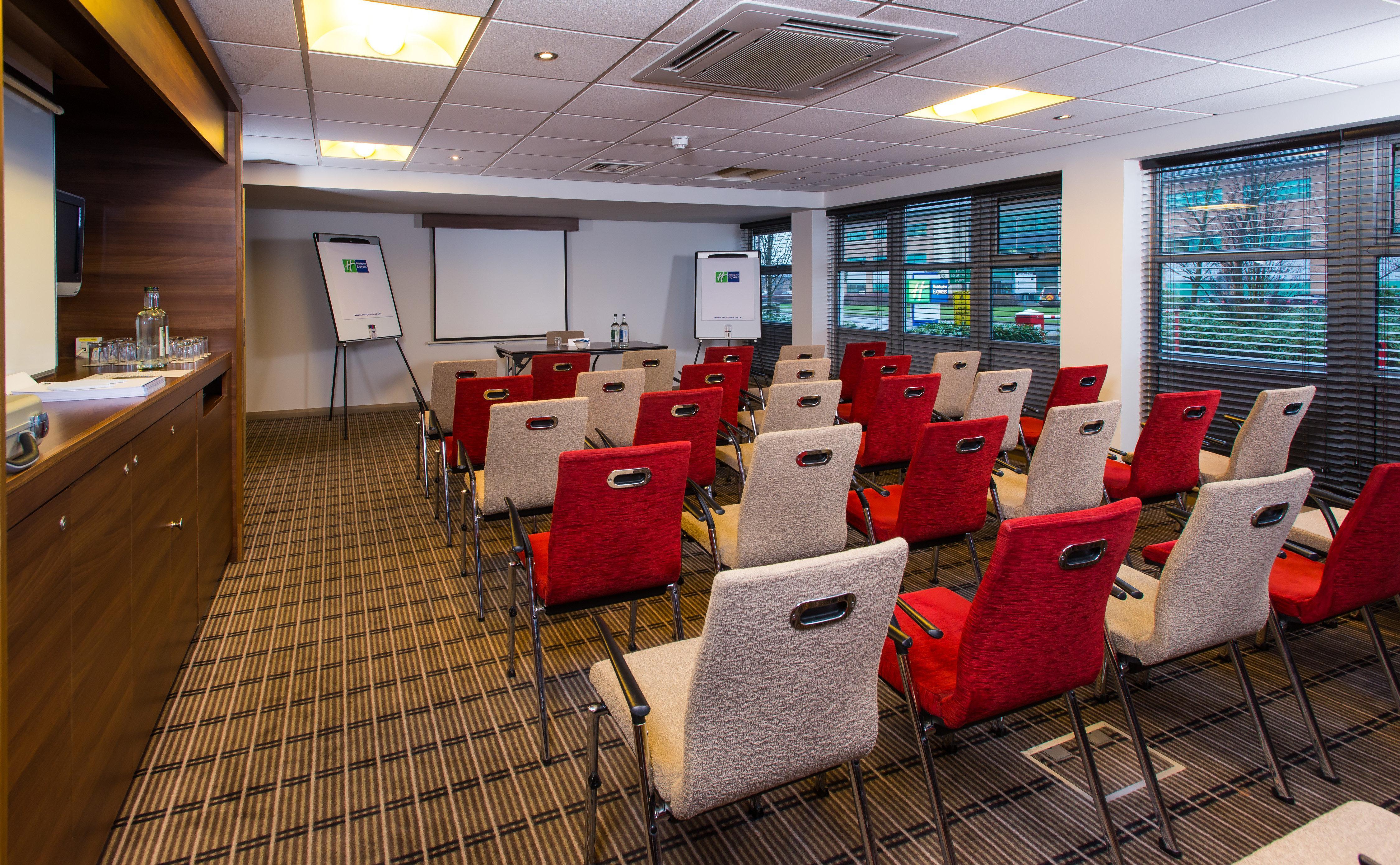 Holiday Inn Express East Midlands Airport By Ihg Касъл Донингтън Екстериор снимка