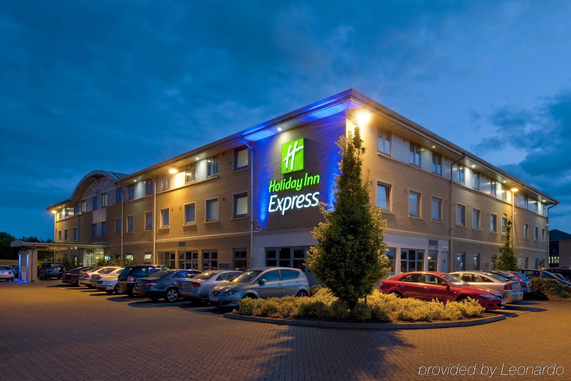 Holiday Inn Express East Midlands Airport, An Ihg Hotel Касъл Донингтън Екстериор снимка