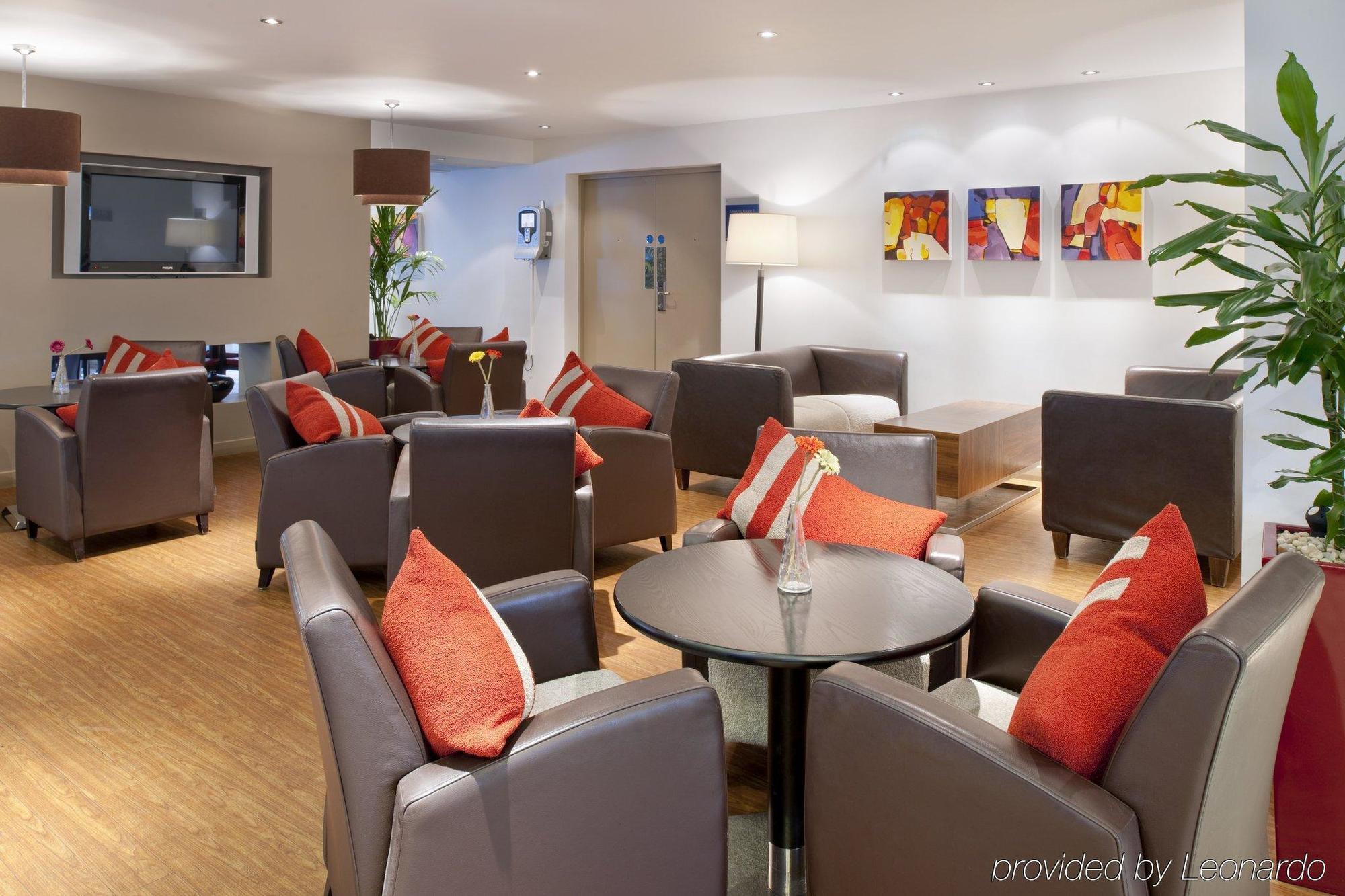 Holiday Inn Express East Midlands Airport By Ihg Касъл Донингтън Ресторант снимка