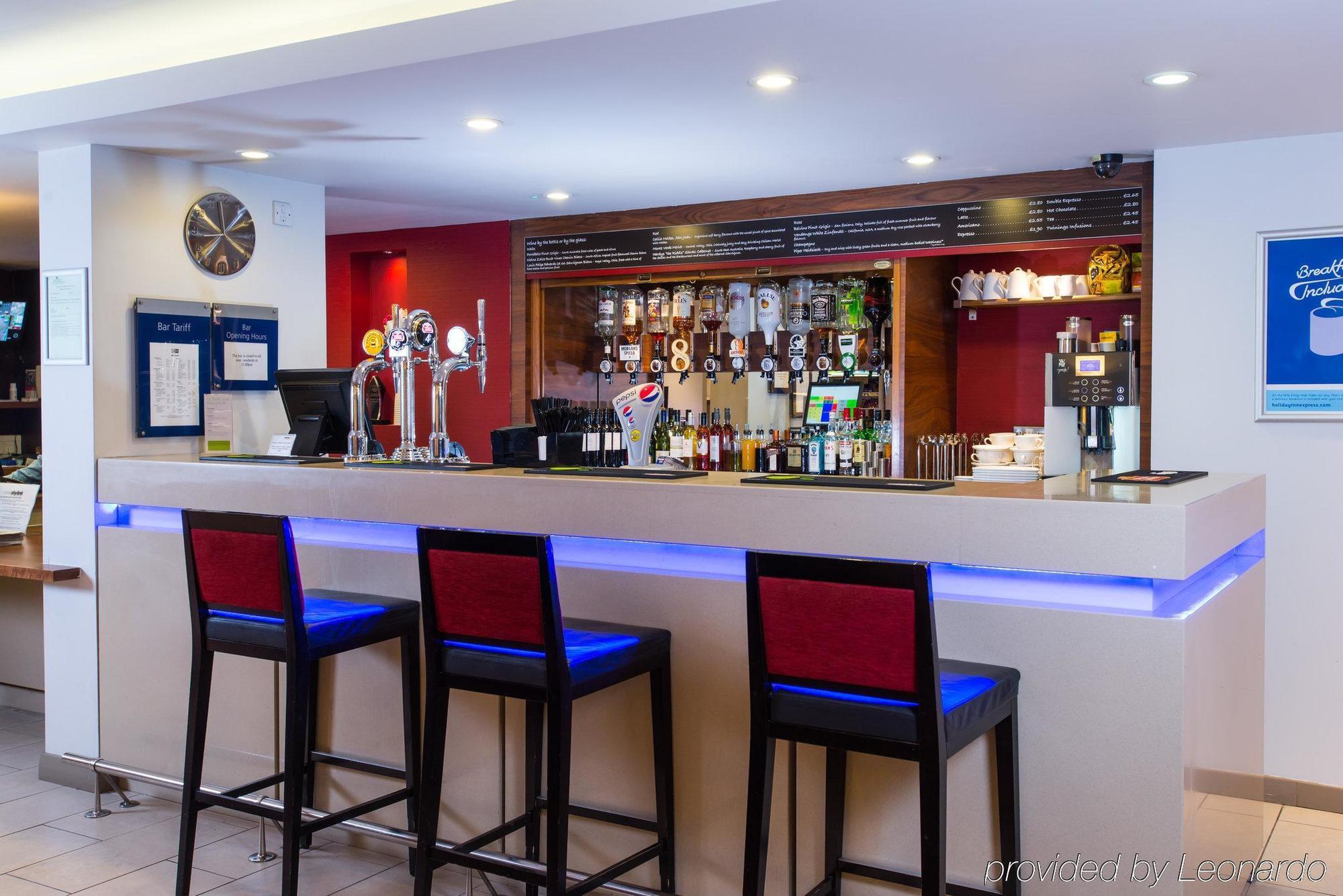 Holiday Inn Express East Midlands Airport By Ihg Касъл Донингтън Екстериор снимка