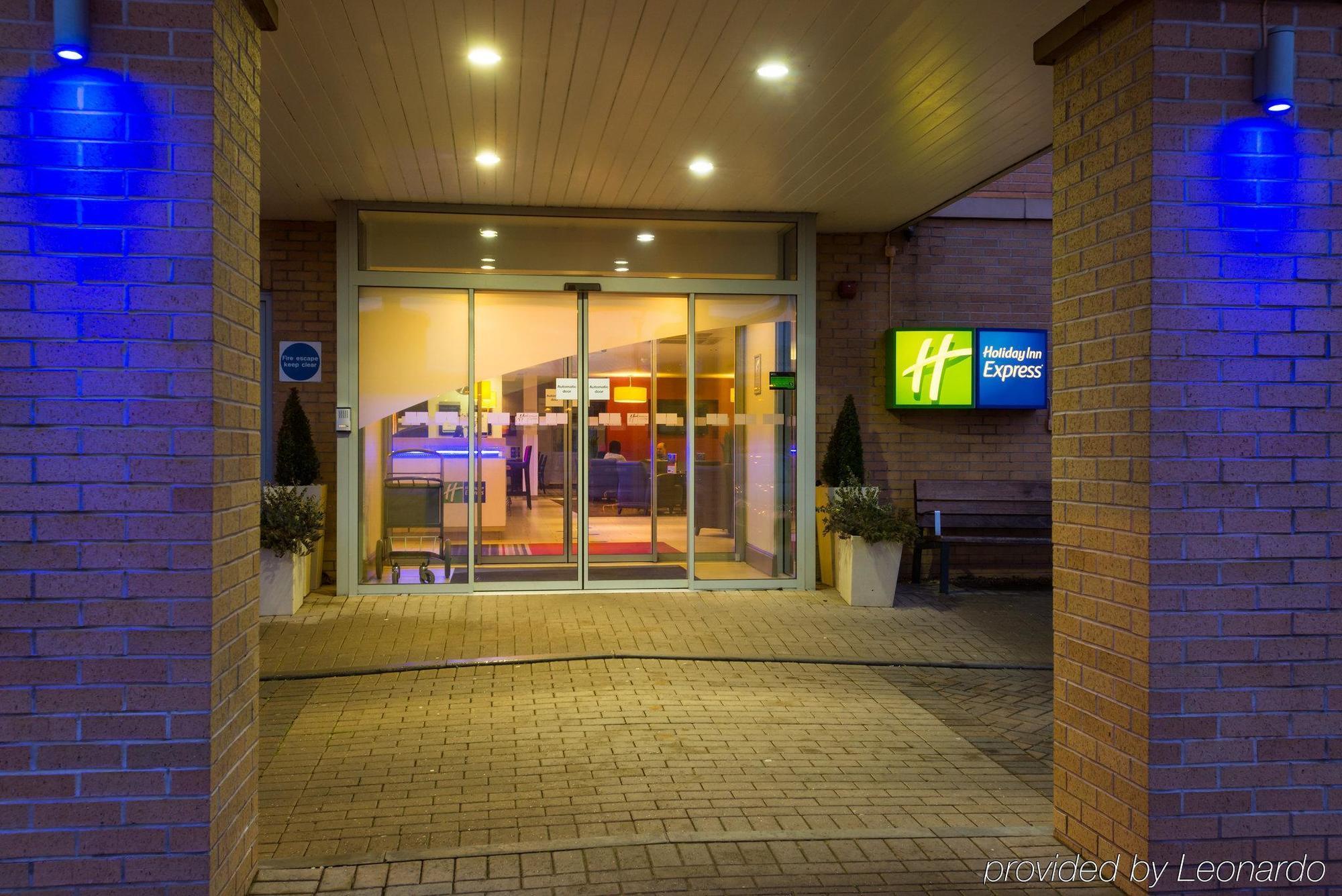 Holiday Inn Express East Midlands Airport, An Ihg Hotel Касъл Донингтън Екстериор снимка