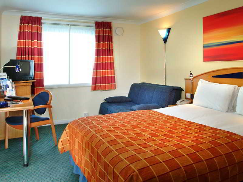 Holiday Inn Express East Midlands Airport By Ihg Касъл Донингтън Екстериор снимка