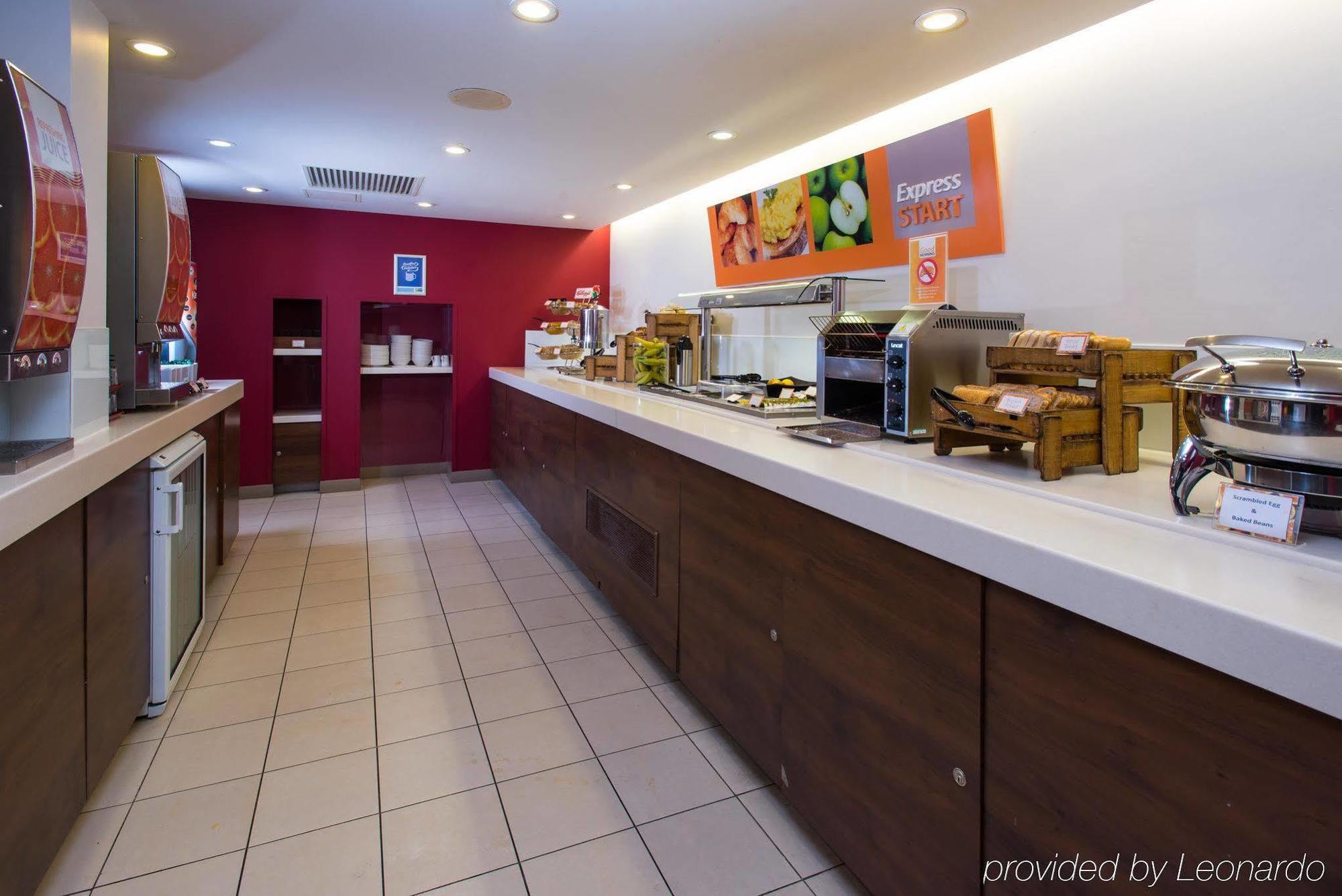 Holiday Inn Express East Midlands Airport By Ihg Касъл Донингтън Екстериор снимка