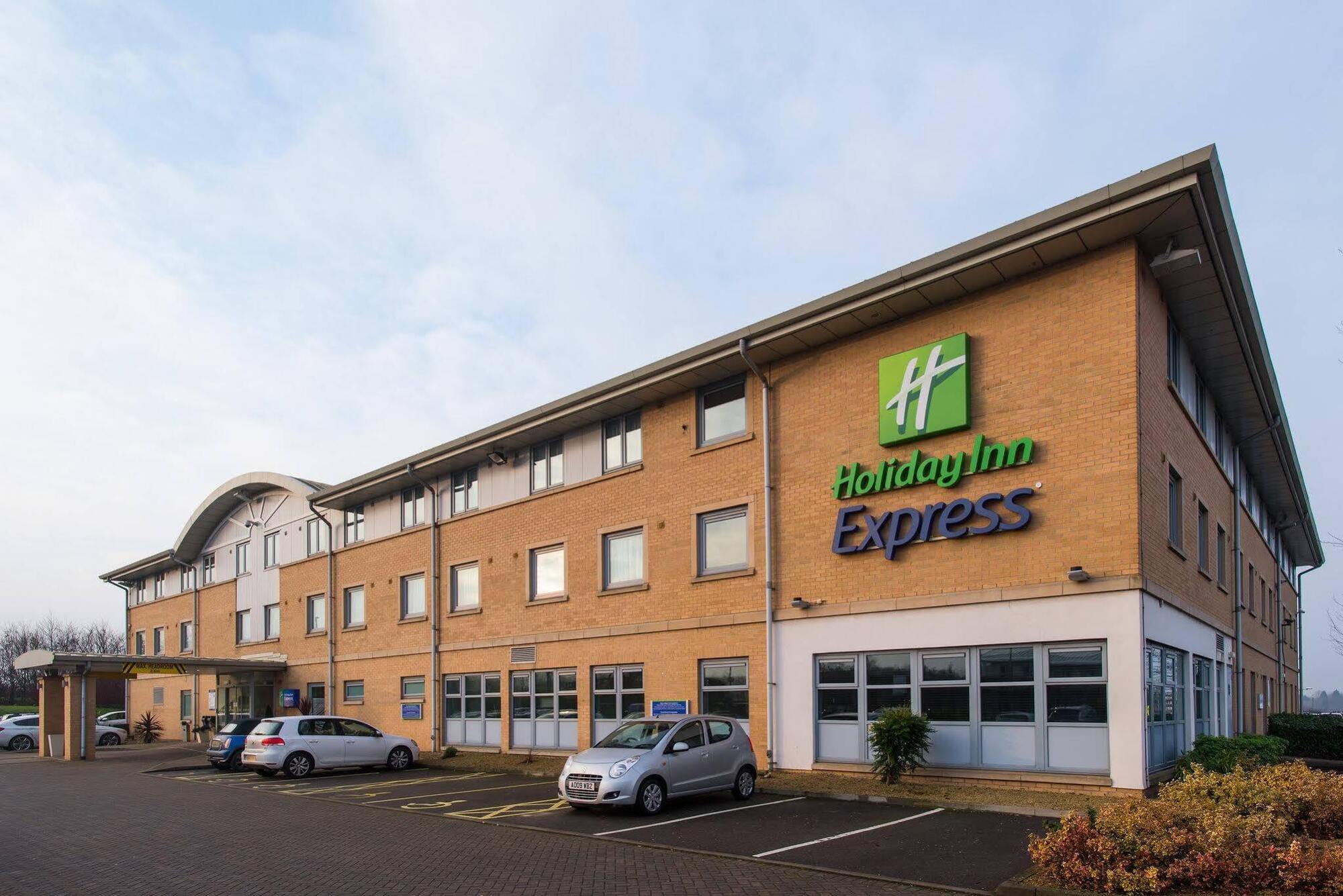 Holiday Inn Express East Midlands Airport, An Ihg Hotel Касъл Донингтън Екстериор снимка